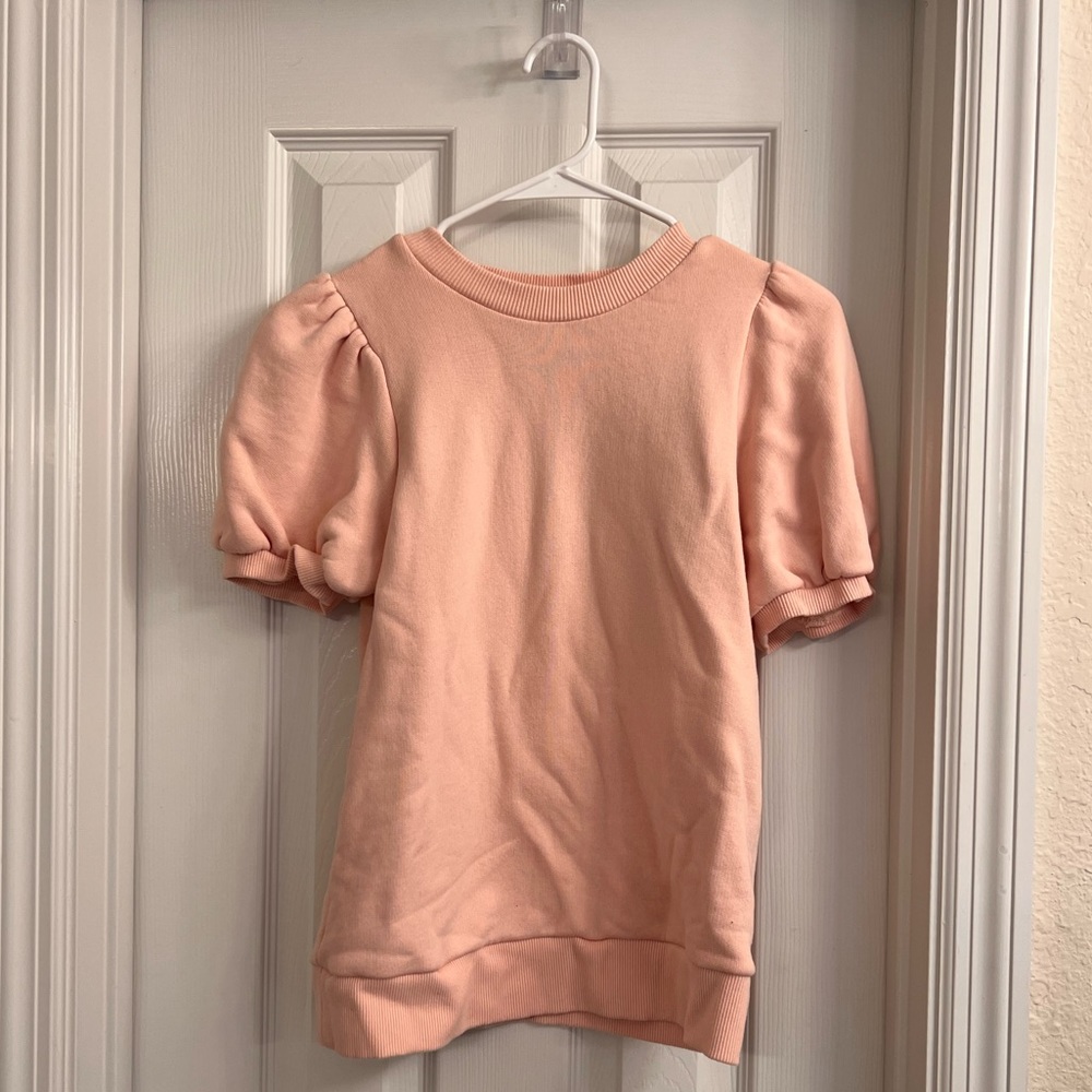 Puffed short sleeve sweatshirt.